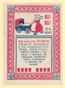 Žena tlačí kočárek od Czech School