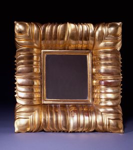 A Giltwood Mirror, navržený Dagobertem Pechem (1887-1923), vyřezávané s překrývajícími se stylizovanými listovými listy, kolem roku 1925 (zlacené dřevo)