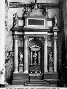 Architektonický oltář ke cti Iana Fregosa, asi 1565 (mramor) od Danese Cattaneo