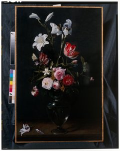 Květiny růží, tulipánů, narcisů a dalších květin zavěšených na modrých stuhách (olej na mědi)