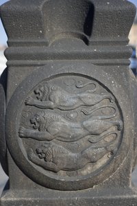 Symbol tří lvů vytesaný do kamenného sloupu na Radničním náměstí