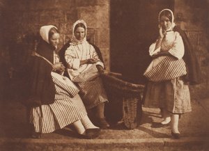 Paní Loganová a dvě neznámé ženy, Newhaven, 184347, tištěné kolem 1916. Tvůrci: David Octavius Hill, Robert Adamson, Hill & Adamson. od Hill and Adamson