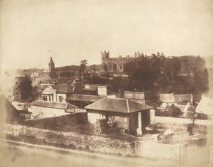 Linlithgow, od vlakového nádraží, s radnicí, kostelem sv. Michala a palácem