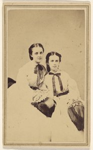 [Dvě neidentifikované sedící mladé ženy] od David R.H. Hoag and Quick