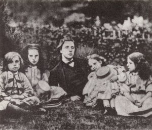 Lewis Carroll s Macdonaldovými dětmi (čb fotografie)