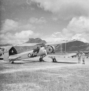 Průzkumný torpédový bombardovací dvouplošník Fairey Swordfish I K8386, kód 945, z 824. letky Fleet Air Arm, na letišti Kai Tak v Hongkongu.