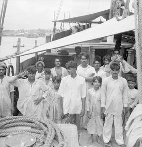 Kapitán a posádka na palubě indické lodi typu kotia Karimi (fl.1938) kotvící v Kolombu na Cejlonu. od David Watkin Waters