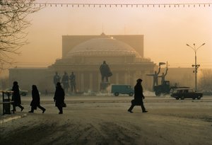 Novosibirské divadlo střeží socha Vladimira Lenina. Novosibirsk, Rusko.