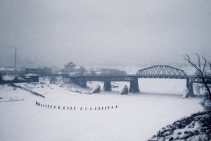 Novosibirsk, řeka Ob, Sibiř, SSSR, Studenti překračují zamrzlou řeku Ob pěšky ve sněhu, zima 1976 (foto) od Dean Conger