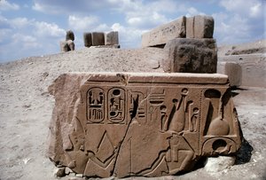 Tanis Egypt, kresby s hieroglyfy na kamenné zřícenině ve starověkém městě Tanis