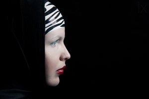 Profil tajemné ženy od Denisa Justusová Šumcová