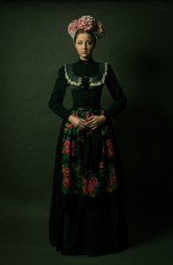 Mladá žena v květinovém folklórním stylu od Denisa Justusová Šumcová