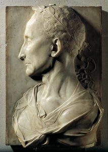 Profil muže Laure kdysi známého jako Jules Cesar. Mramorová socha připisovaná Desideriu Settignanovi (1428-1464). 15. století. Muzeum Louvre, Paříž