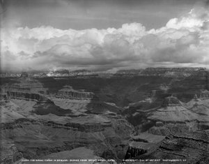 Grand Canyon v Arizoně naproti hotelu Bright Angel, kolem roku 1900 od Detroit Publishing Co.