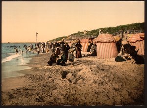 Pláž v době koupání, Trouville-sur-Mer, Francie, kolem roku 1905 (kolorovaná fotografie) od Detroit Publishing Co.