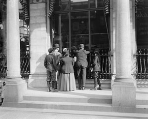 Watching the Herald press, Herald Building, New York, NY, cca 1900-10 od Detroit Publishing Co.