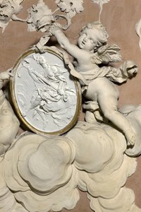 Andělé drží medailon (štuk) od Diego Carloni