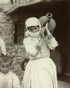 Arménská venkovská dívka, Jerevan (černobílá fotografie)