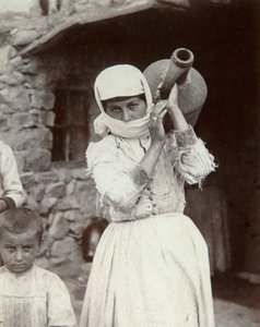 Arménská venkovská dívka, Jerevan, Arménie, 80. léta 19. století.
