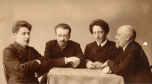 Skupinový portrét básníků Alexandr (Alexandre) Alexandrovič Blok (1880-1921), Georgij (George) Chulkov (1879-1939), Konstantin Aleksandrovič Erberg (Siunnerberg, Syunnerberg, Sunnenberg) (1871-1942) a Fjodor Sologub Fjodor Kuzmit