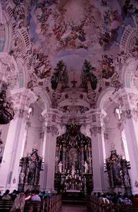 Rokokový interiér kostela, započatý v roce 1727 od Dominikus Zimmermann