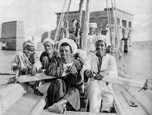 Berberinští lodníci, zatopený ostrov Philae, Egypt, c1922 od Donald McLeish