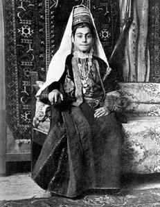 Křesťanská žena ve svatebních šatech, Palestina, 1936.