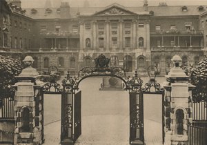 Vchod do chlapské nemocnice se sochou zakladatelů v centru nádvoří, c1935. od Donald McLeish