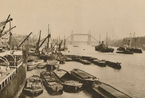 Přeprava v Pool of London: Pohled z London Bridge na Tower Bridge, c1935. od Donald McLeish