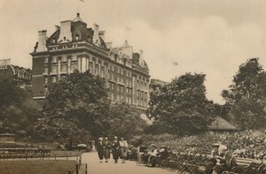 Villiers Street Část Victoria Garden a pohled na hotel Cecil, c1935. od Donald McLeish
