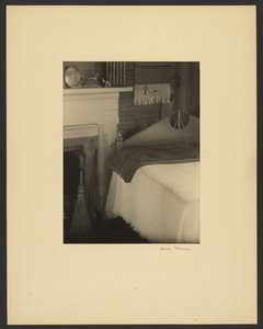 [Interiér domu Olive Dame Campbellové, Brasstown, Severní Karolína] od Doris Ulmann