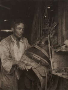 Muž se sedlem, asi 1920 (platinový tisk)