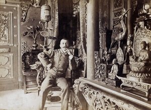 Pierre Loti (1850-1923) francouzský spisovatel, zde doma v Rochefortu, foto Paul Cardon aka Dornac, c. 1892