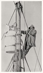 Velitel Frank Wild (1873-1939) na mastheadu, během výpravy Endurance do Antarktidy, 1914-1916 od Dr. Alexander Macklin