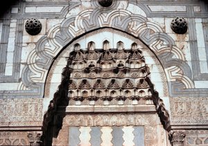 Detail vstupního portálu islámské školy (cca 1251)