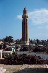Pohled na cannele minaret mešity Yivli (1230)