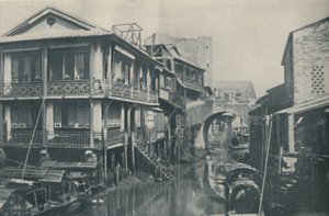 Zkažené vody pod mostem vedoucím k nemilým domovům chudoby a bolesti, c1935 od ENA