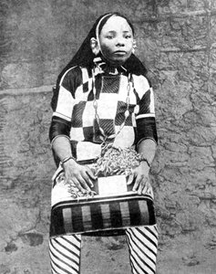 Módní manželka bohatého Araba, Afrika, 1936.
