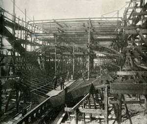 Stavba válečné lodi: Prvotřídní křižník v procesu v železárnách Thames, c1897