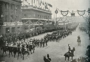 Námořní kontingent překračující London Bridge do Southwarku, Londýn, 1897.
