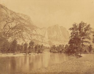 Yosemitské vodopády. (Velký medvěd grizzly) 2600 stop vysoký vodopád.