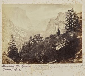 Yo-Sem-i-te Valley, Kalifornie. Údolí od skály Komah (Měsíc)