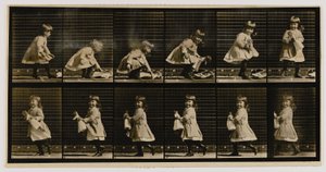 Dítě zvedající panenku, otáčející se a odcházející, z knihy Pohyb zvířat od Eadweard Muybridge