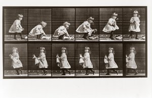 Dítě hrající si s panenkou, Plate 481 od Animal Locomotion, 1887 od Eadweard Muybridge
