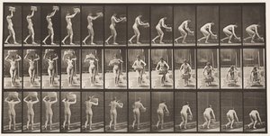 Talíř 201. Vyjmutí 12librového koše z hlavy, položení na zem, 1872-1885 od Eadweard Muybridge