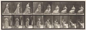 Talíř 240. Sezení a flirtování fanouška od Eadweard Muybridge