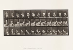 Talíř 417. Záchod; Sedí a navléká si punčochy od Eadweard Muybridge