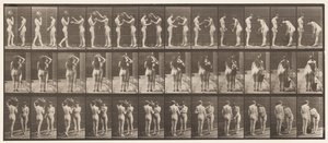 Talíř 447. Dva modely, 9 Nabírá vodu z ramene 10 od Eadweard Muybridge