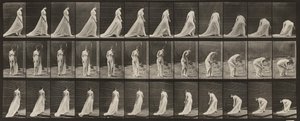 Tabule číslo 56. Chůze, otáčení a shýbání se při zvedání vlečky od Eadweard Muybridge