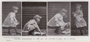 Lidská postava v pohybu: Fáze probíhající při zvedání panenky dítětem (černobílá fotografie) od Eadweard Muybridge